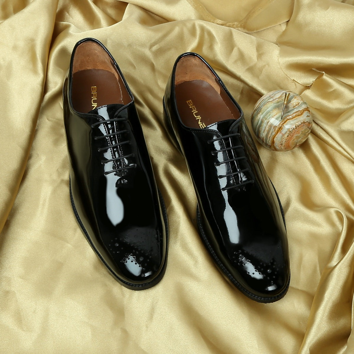 Black Oxford Lace-Up shoes in Patent Leather Whole Cut/One Piece Medal